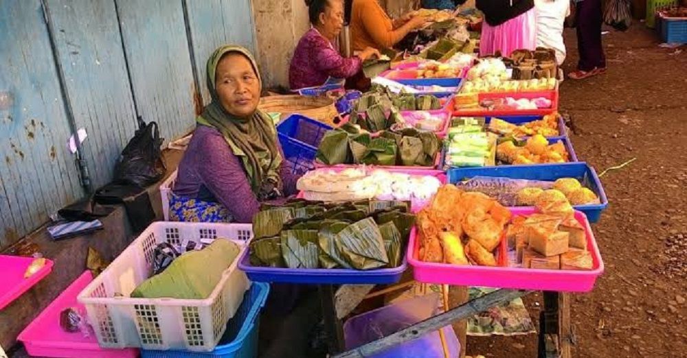 Pasar Entho yang terdapat di Parakan, Kabupaten Temanggung ini sangat ramai diburu pembeli saat bulan Ramadan. 