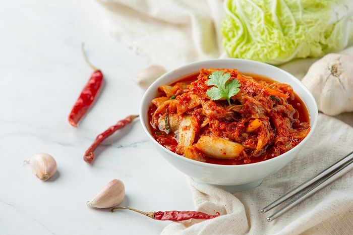 ilutrasi makanan-makanan yang dihindari untuk sahur dan berbuka puasa.
