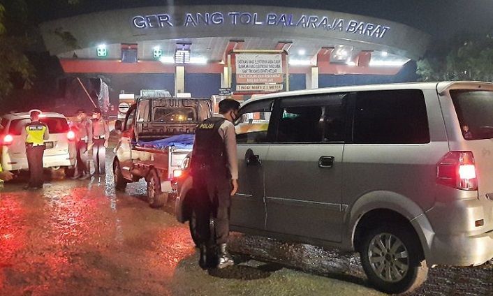 Beberapa anggota Polres Tangerang mengecek beberapa kendaraan saat operasi pengamanan atau razia kawasan. 