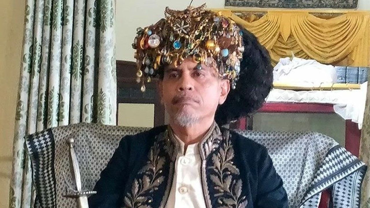 salah satu benda peninggalan bersejarah yang dipakai diatas yakni mahkota sultan ternate