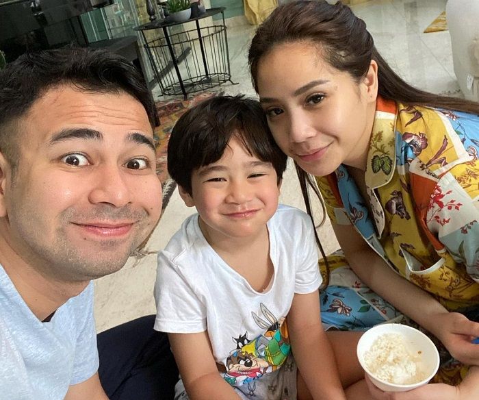 Momen kebersamaan Raffi Ahmad, Rafathar, dan Nagita Slavina.