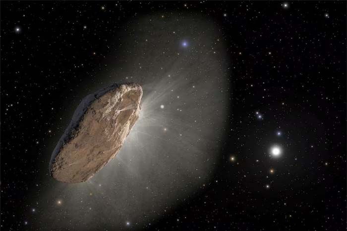 Ilustrasi seniman ini menunjukkan pengunjung antarbintang yang bandel, Oumuamua (dibaca oh-MOO-ah-MOO-ah), yang sedang melesat menuju pinggiran tata surya kita. Objek yang dipanaskan oleh Matahari (kanan bawah) ini mengeluarkan materi gas dari permukaannya, seperti halnya komet.