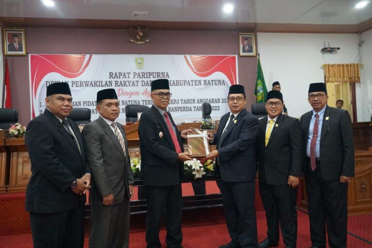 Bupati Natuna saat Penyerahan LKPJ kepada Ketua DPRD Kabupaten Natuna -f/Istimewa