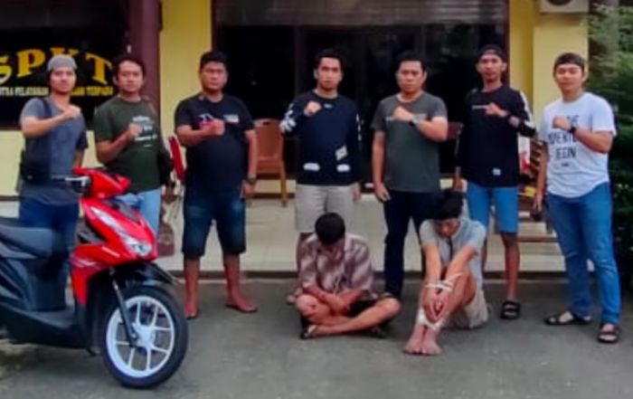 Dua tersangka pencuri sepeda motor di Tebo, Jambi saat diamankan polisi.