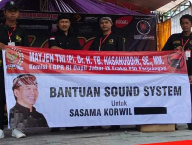 Tb Hasanuddin masrahkeun bantuan sound system ka Seniman Satatar Majalengka (Sasama) korwil Kecamatan Leuwimunding.