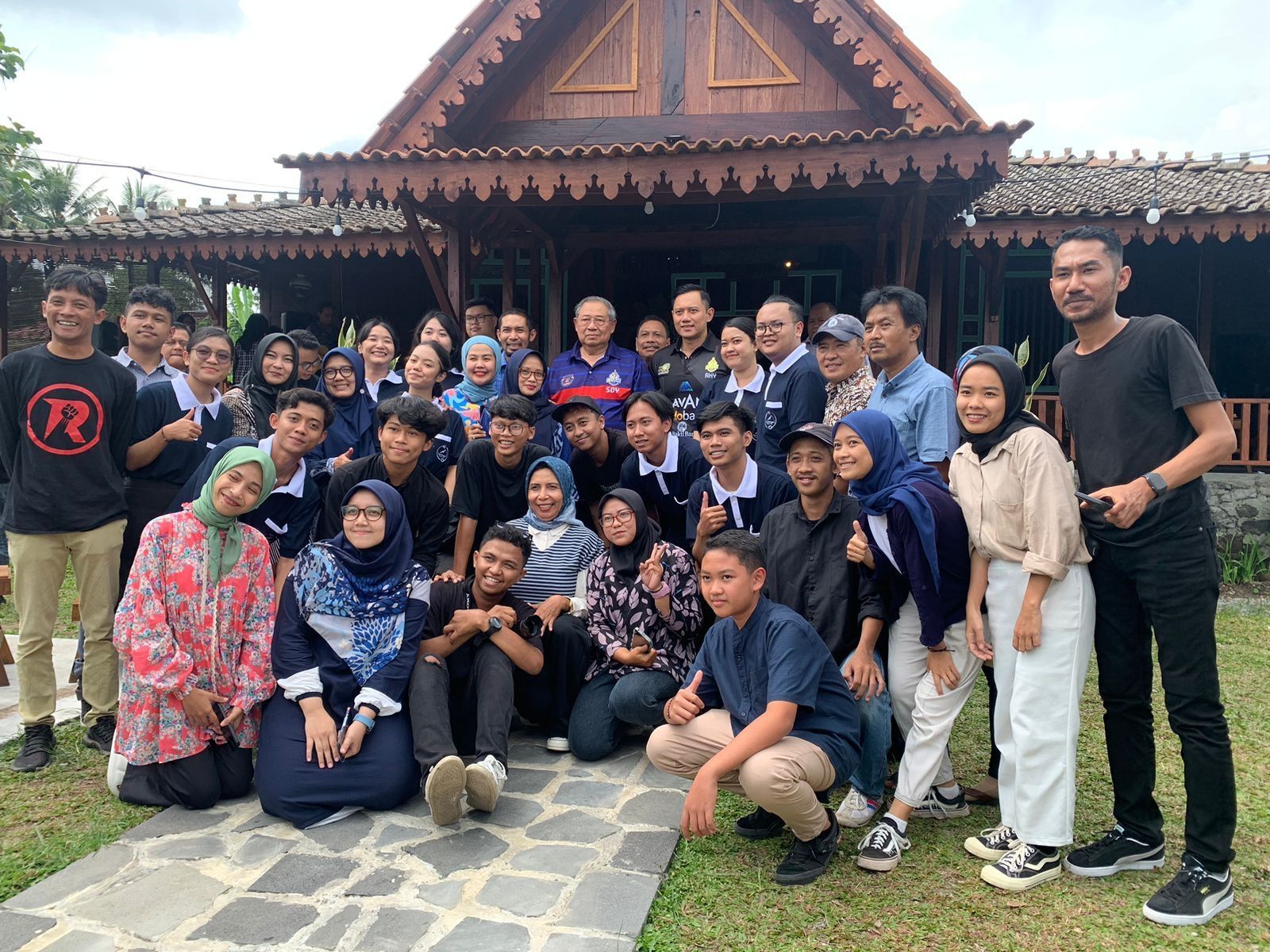 Baru dua hari membuka rumah makan di kaki Gunung Merapi, Resto yang dinamai Tjondrogeni itu sudah dikunjungi mantan Presiden RI, Susilo Bambang Yudhoyono (SBY) pada Senin, 20 Maret 2023 lalu.