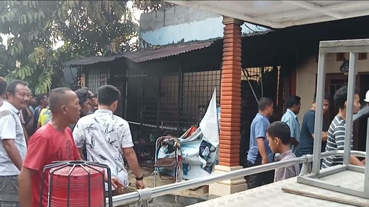 Grosir sembako terbakar di Kabupaten Labuhanbatu, mengakibatkan istri pemilik luka bakar dan kerugian materi hingga ratusan juta rupiah. 