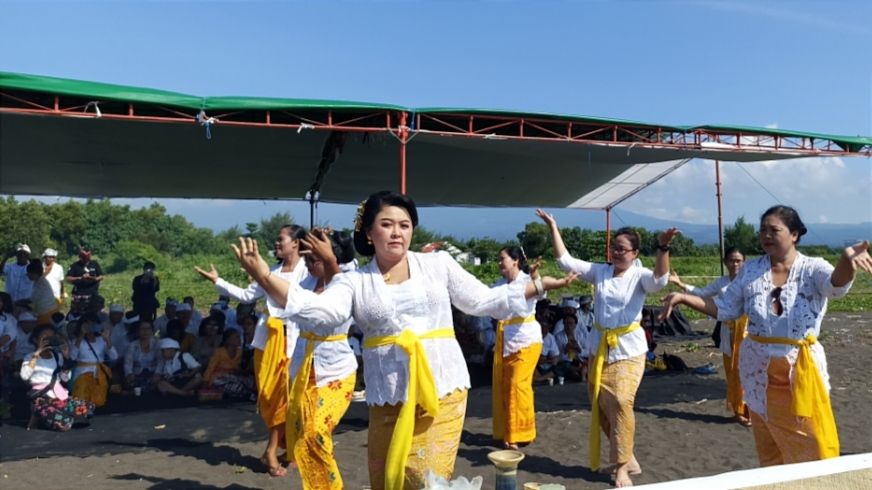 Wanita PHDI Kecamatan Banyuwangi tampilkan Tari Rejang Renteng dalam upacara Melasti. 