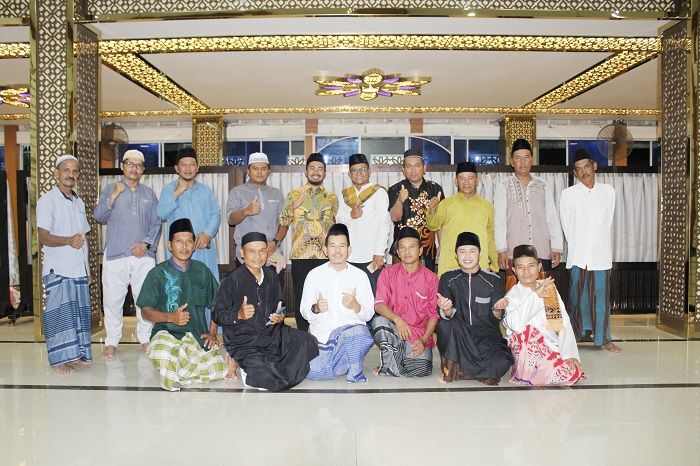 Anggota DPRD Kepri Syahid Ridho Serahkan Bantuan untuk Masjid Darul Muttaqin Tunas Regency.