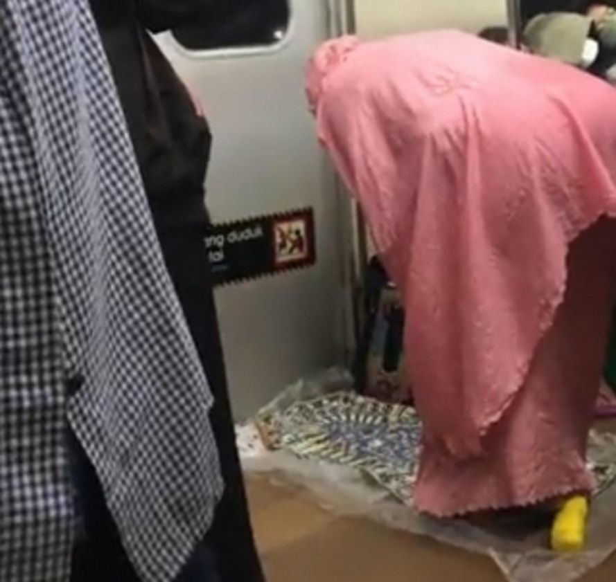 Viral di Medsos! Penumpang Shalat Dalam Commuter Line, Begini Tanggapan KAI