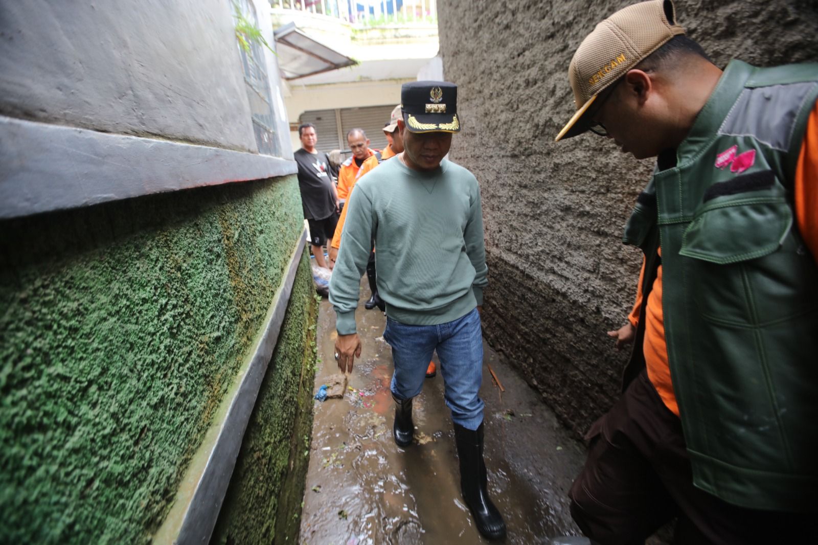Kang DS sapaan akrab Bupati Bandung saat menyusuri gang untuk mengetahui kondisi irigasi dan drainase yang mengakibatkan banjir di wilayah Soreang dan Katapang, Kamis 23 Maret 2023. 