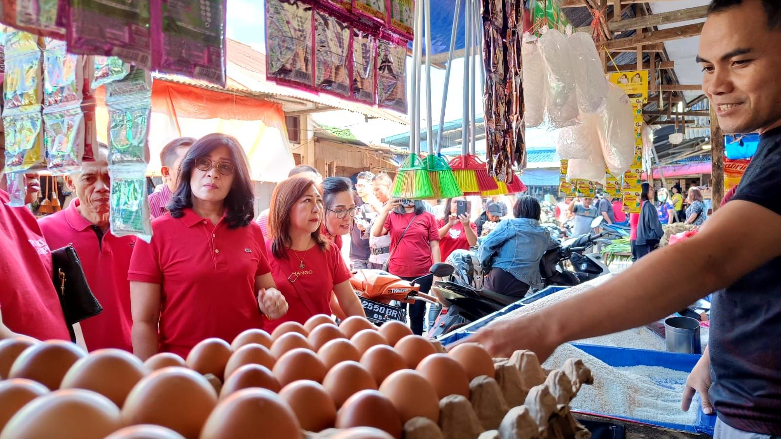 Sekda Minahasa Dr Lynda Watania SE MSi sedang berinteraksi dengan pedagang saat sidak pasar dibulan suci ramadhan