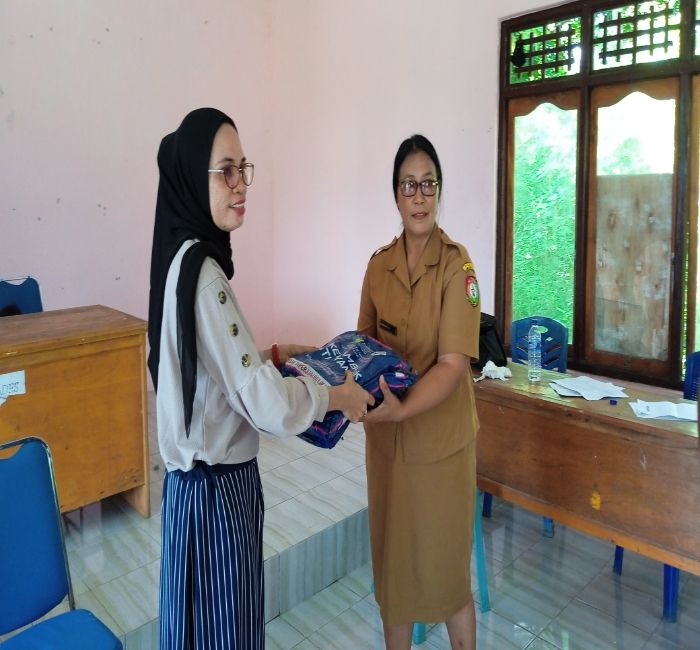 Penyerahan kelambu gratis secara simbolis oleh Pengelola Malaria Puskesmas Watu Kawula kepada Pj Kades Kalena Wanno 