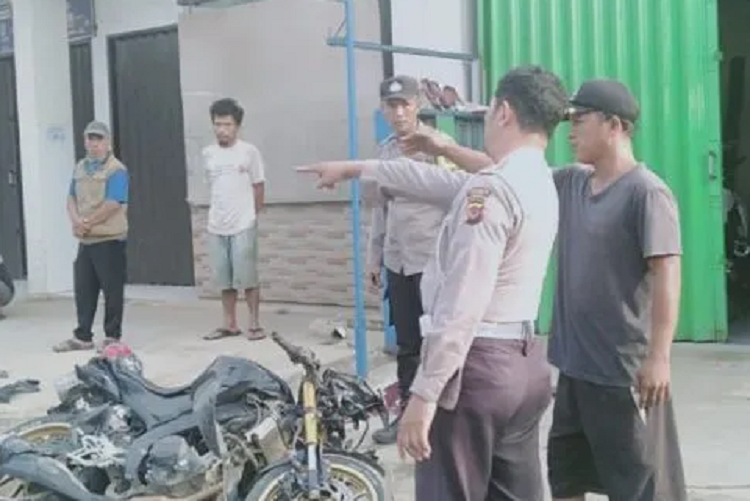 Sepeda motor yang adu banteng dengan truk di Bogor, Jawa Barat, Kamis 23 Maret 2023.