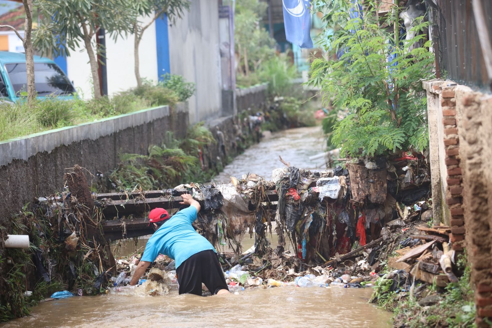 Penyebab banjir bandang Soreang karena warga masih  memasang keramba ikan dan buang sampah sembarangan./ Diskominfo