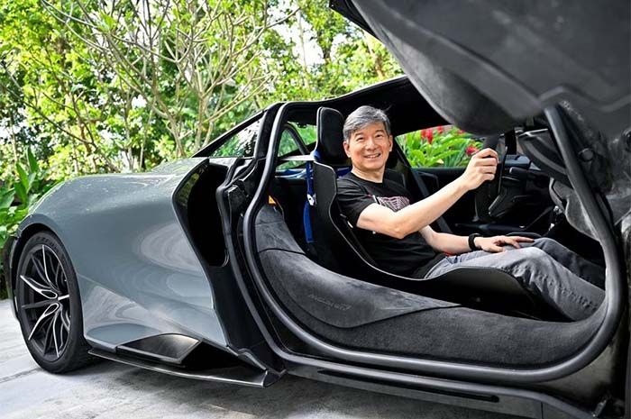 Eu Gene Goh berpose di dalam McLaren 765LT miliknya di Singapura, 11 Maret 2023.