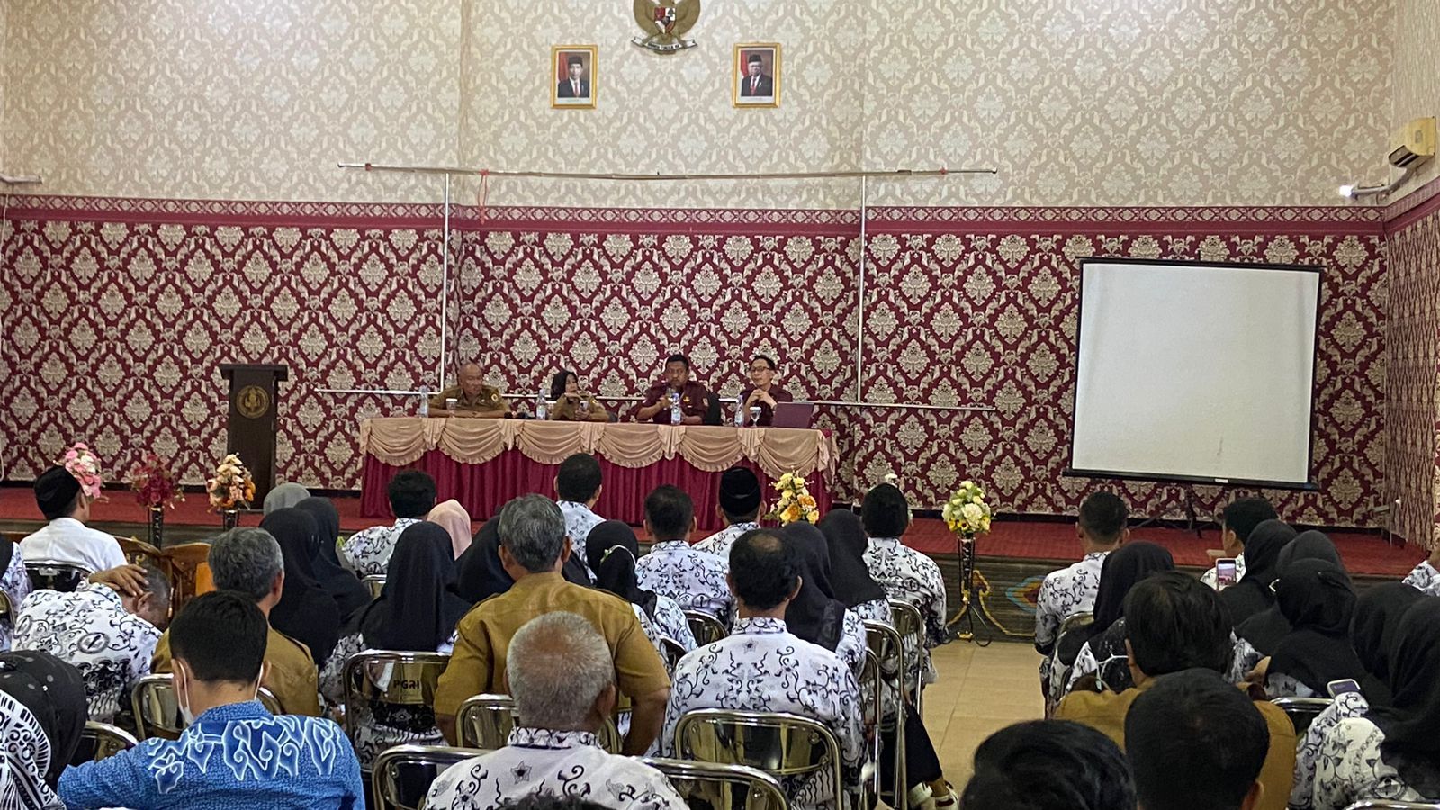 Ratusan guru non PG P2 dan P3 audiensi bersama Disdik dan BKPSDM di gedung PGRI Kabupaten Cirebon.