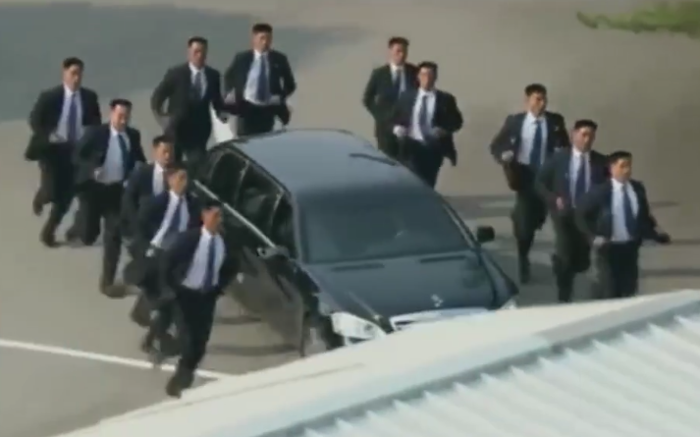 Para bodyguard Pemimpin Korea Utara Kim Jong Un berlari mengelilingi mobil kepresidenannya