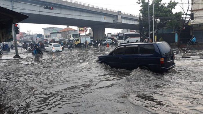Banjir di perempatan Kopo Bandung hari ini, Jumat, 24 Maret 2023./Netizen PRFM