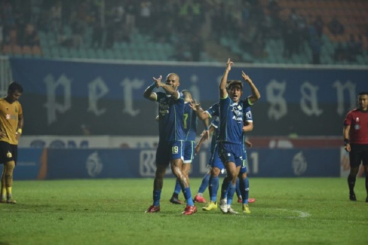 David da Silva dan Daisuke Sato merayakan gol ke gawang Bhayangkara FC. 