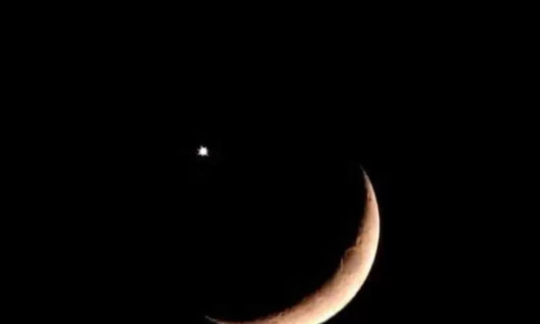 Malam Ke-2 Ramadhan 1444 H, Masyarakat Dihebohkan dengan Penampakan Bulan Sabit dan Bintang yang Indah