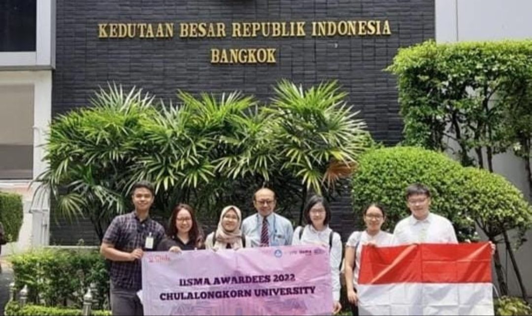Mahasiswa saat mengikuti program IISMA berfoto di Kedutaan Besar Republik Indonesia.