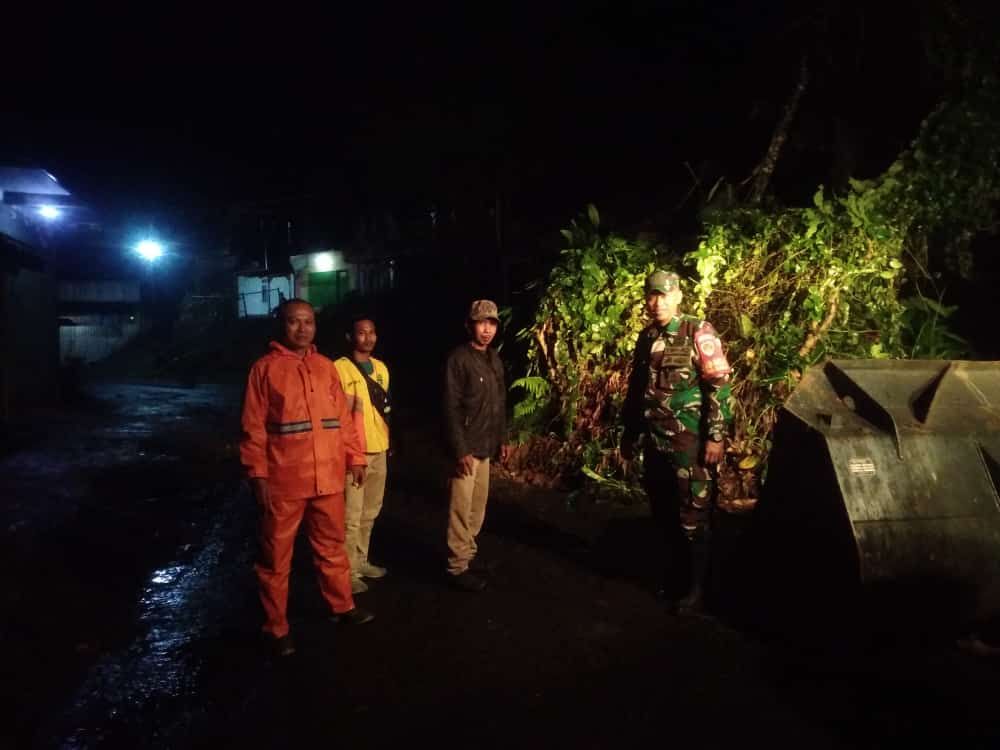 Petugas Penanggulangan Bencana Kecamatan (P2BK) Jampang Tengah, Dadi Supardi, mengungkapkan, longsor terjadi akibat hujan deras.