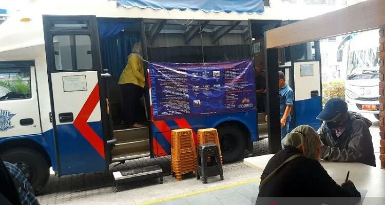 Sejumlah pengunjung Mal Citraland memanfaatkan Gerai SIM Keliling yang beroperasi di halaman parkir mal di Jakarta Barat tersebut untuk memperpanjang Surat Izin Mengemudi (SIM), ANTARA/Abdu Faisal/am.