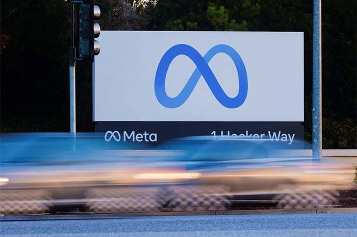 Lalu lintas perjalanan pagi hari melewati tanda Meta di luar kantor pusat perusahaan induk Facebook, Meta Platforms Inc di Mountain View, California, A.S., 9 November 2022.
