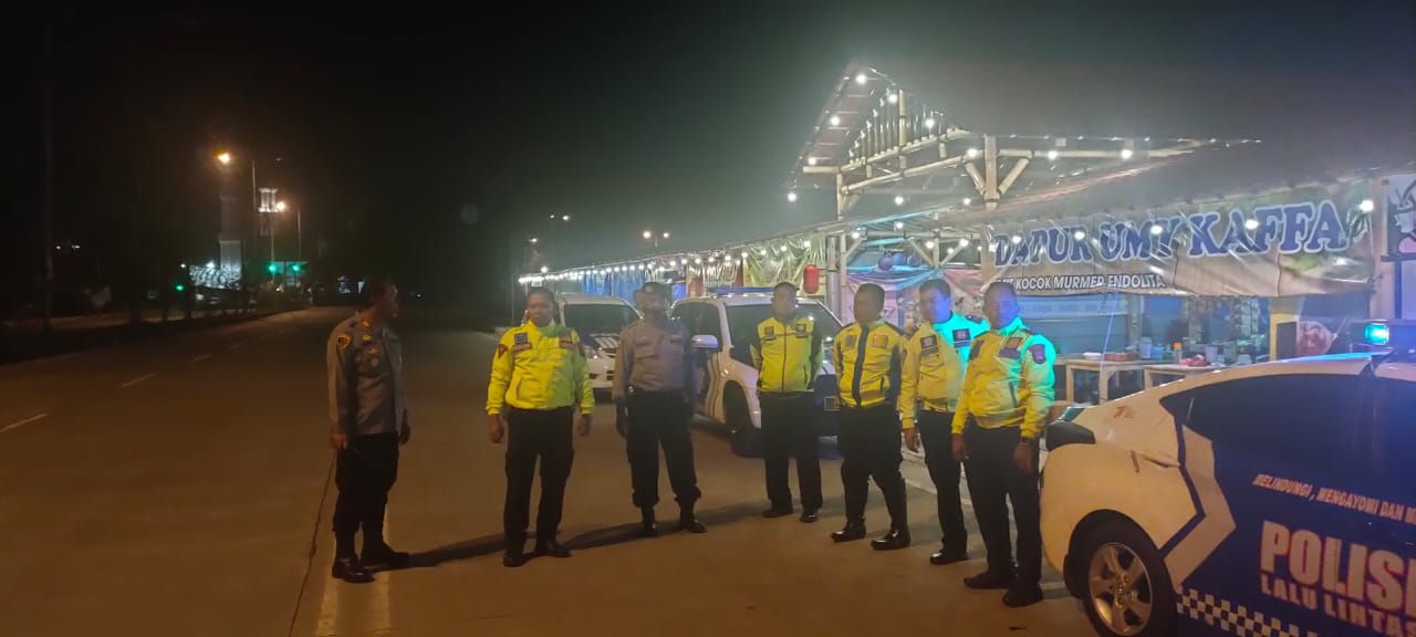 Antisipasi balap liar, Personel Polresta Bandung melaksanakan patroli di sekitar Jalan Al Fathu dan Exit Tol Soroja, Soreang, Sabtu 25 Maret 2023 pagi 