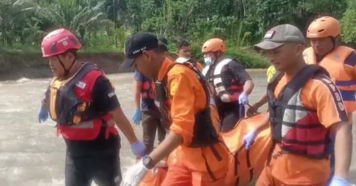 Petugas SAR gabungan mengevakuasi jenazah Nurohman yang ditemukan meninggal dunia  di Buh Liwuk Tambak pada Sabtu 25 Maret 2023.