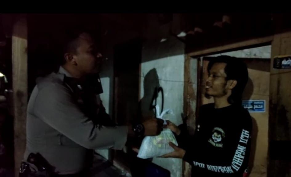 Polsek Cisaat Sukabumi bagikan sembako saat bangunan warga sahur Ramadhan