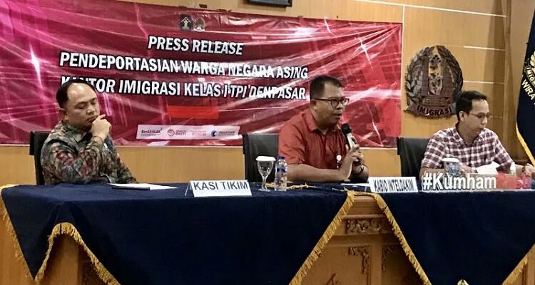 Kasi Inteldakim Kantor Imigrasi Kelas I TPI Denpasar Iqbal Rifai (kanan) dan Kepala Bidang Intelijen dan Penindakan Keimigrasian Kantor Wilayah Kementerian Hukum dan HAM Bali Anak Agung Bagus Narayana (tengah) di Kantor Imigrasi Kelas I TPI Denpasar, Bali, Jumat 24 Maret 2023 memberi keterangan kepa