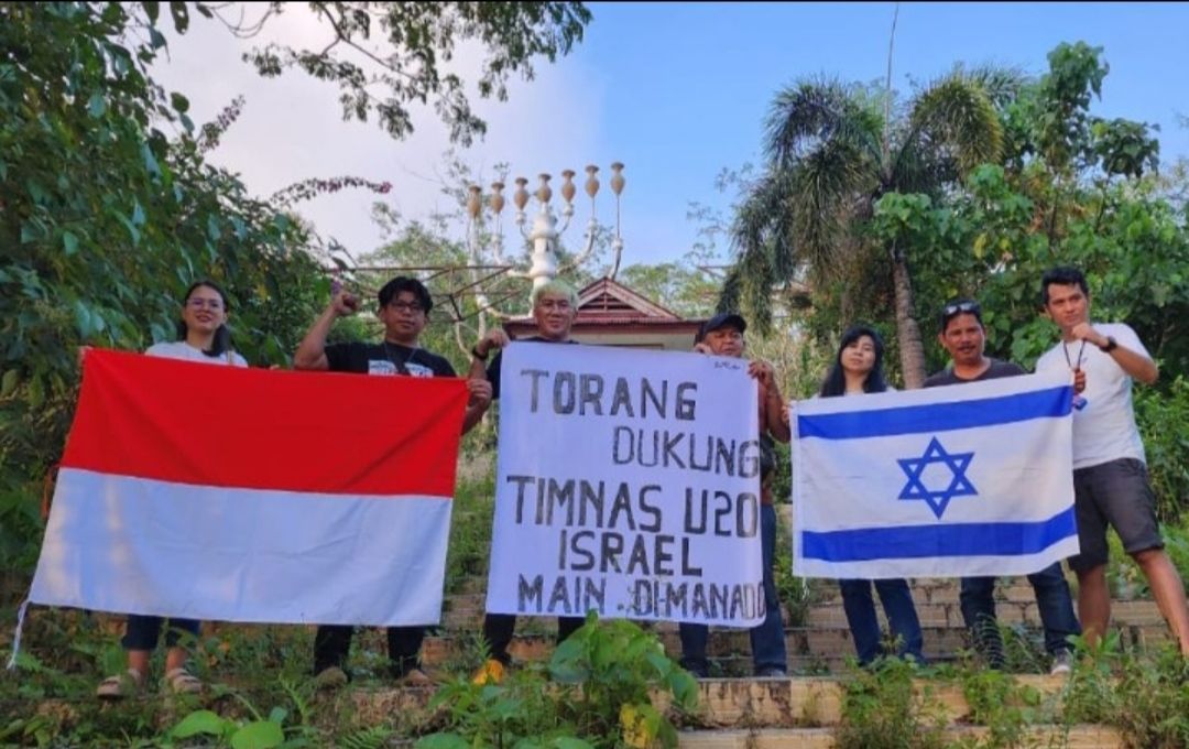 Wow!! Dukung Timnas Israel Bertanding di Sulut, Aktifis Minut Kibarkan Bendera Israel di Gunung Klabat