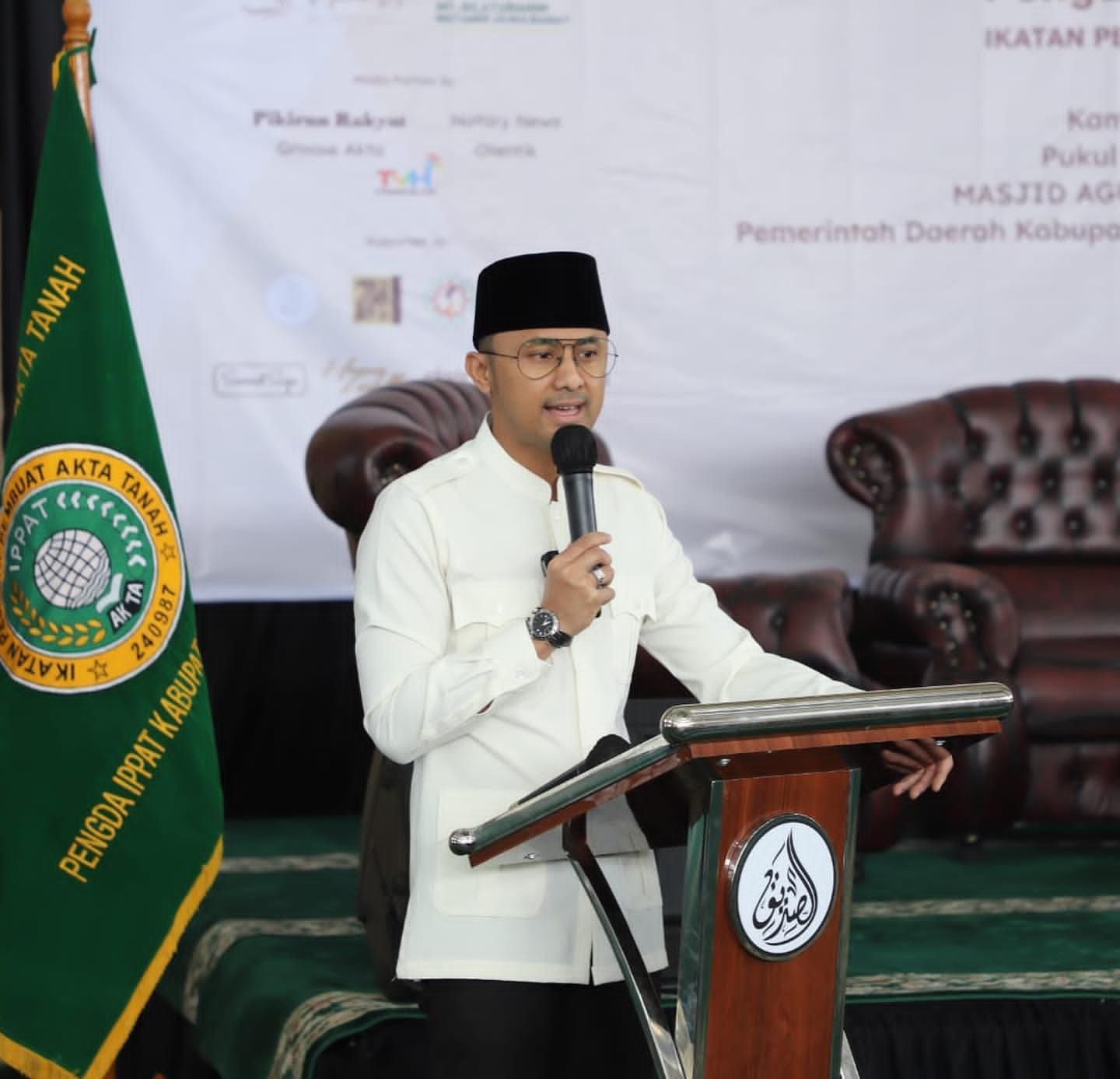 Bupati Kabupaten Bandung Barat, Hengky Kurniawan saat memberikan kajian di Mesjid Assidiq  (Foto : instagram @hengkykurniawan).