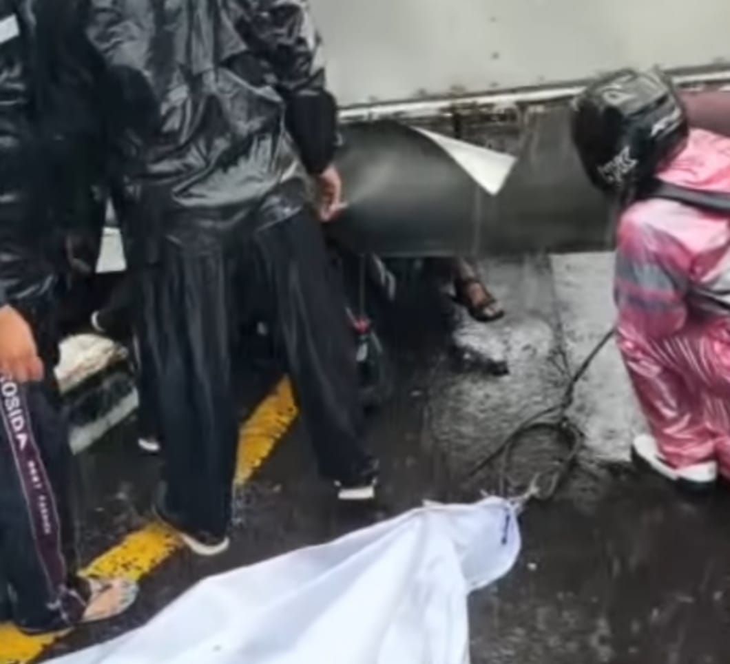 Seorang pengendara motor tertimpa reruntuha papan reklame yang roboh di Jalan Soekarno Hatta Perempatan Samsat Kiaracondong Kota Bandung Sabtu siang