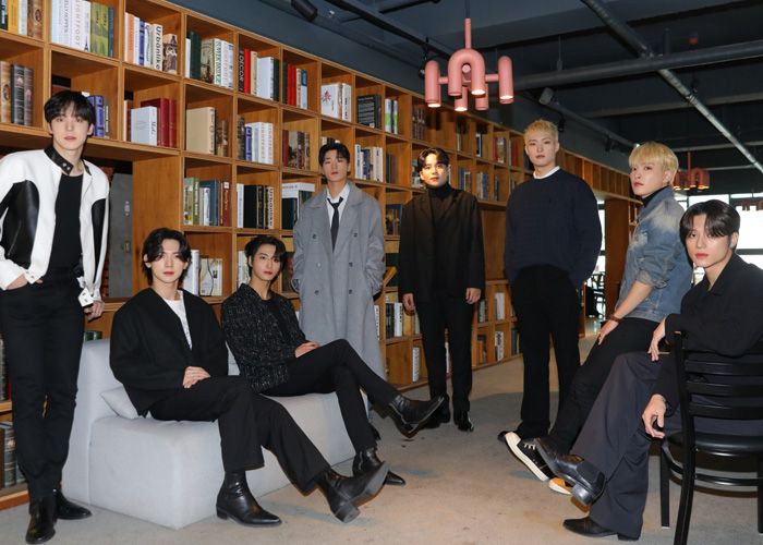 ATEEZ usai interview dengan jurnalis Korea
