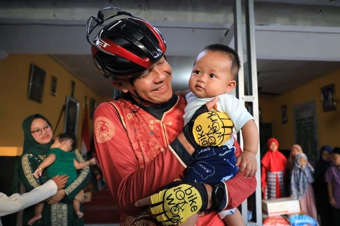 Gubernur Jawa Tengah Ganjar Pranowo ngabuburit dengan gowes ke panti asuhan untuk menyapa dan bercengkerama dengan anak-anak panti, Jumat 24 Maret 2023.