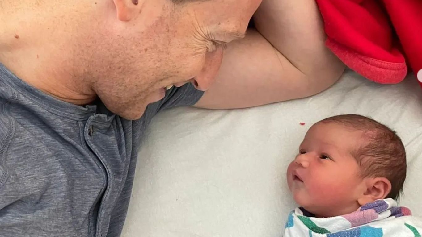 Mark Zuckerberg bersama anak ketiganya. Sumber Gambar: Instagram @zuck 