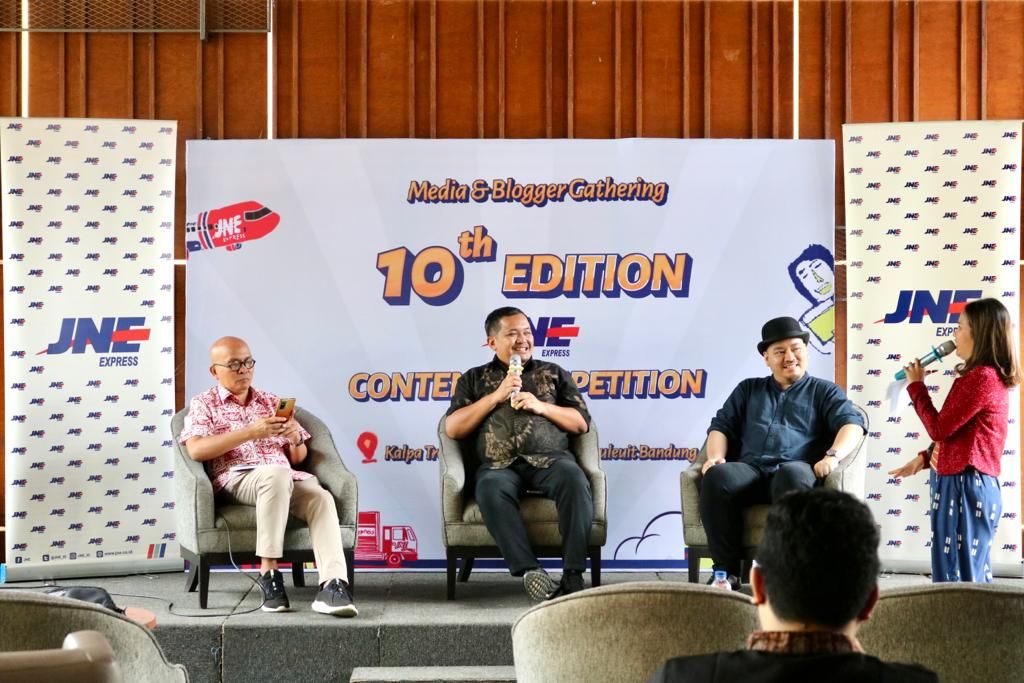 Talkshow bersama Maman Suherman dan Ario Anindito dalam 10th Edition JNE Competition di Kalpa Tree, Jalan Cimbuleuit Bandung beberapa waktu lalu.