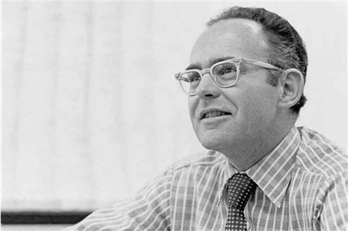 Salah satu pendiri Intel Corp, Gordon Moore, seorang pelopor dalam industri semikonduktor yang "Hukum Moore"-nya meramalkan peningkatan daya komputasi yang stabil selama beberapa dekade.