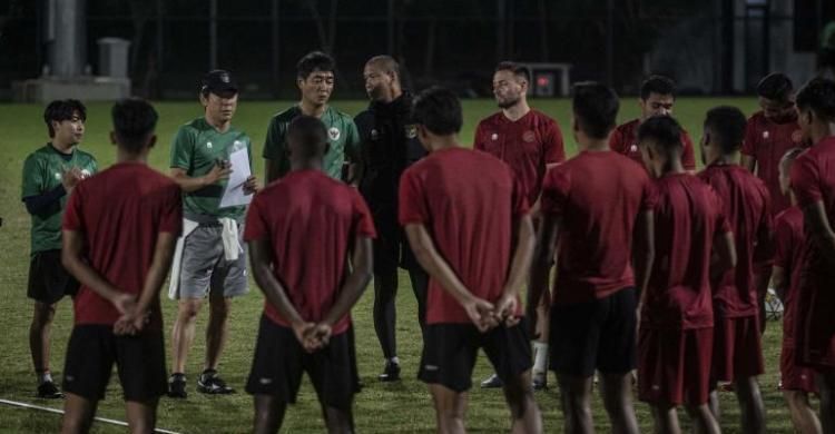 Timnas Indonesia saat diberikan arahan oleh pelatih, meski buta kekuatan squard indonesia yakin mampu hadapi humbarag 