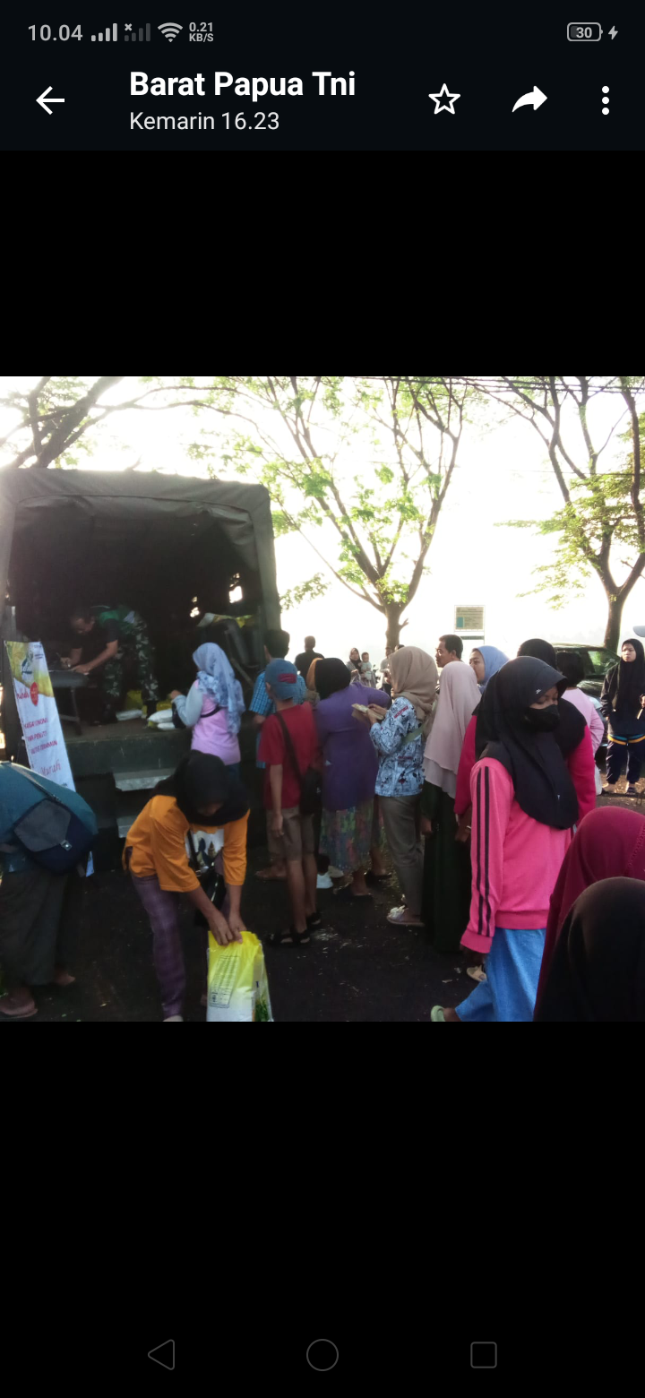 Warga mengantri beras murah yang disediakan Kodim Ciamis Jumat 24 Maret 2023.