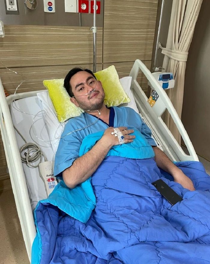 Lama tiada kabar, ternyata pedangdut Nassar tergolek lemah di ranjang rumah sakit. "Ya Allah, kurus sekali, sakit apa" tanya rekan artis