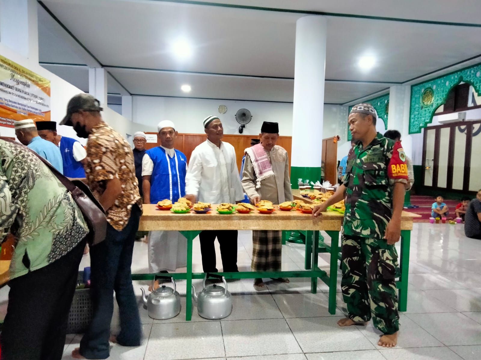 Masjid Baiturrahman bagikan takjil untuk warga sekitar masjid dan jama'ah masjid
