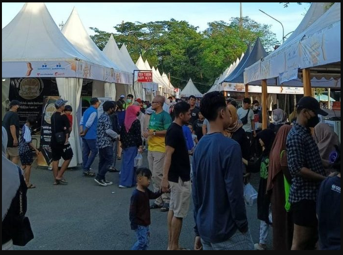 Warga ramaikan wisata belanja ramadan Samarinda.