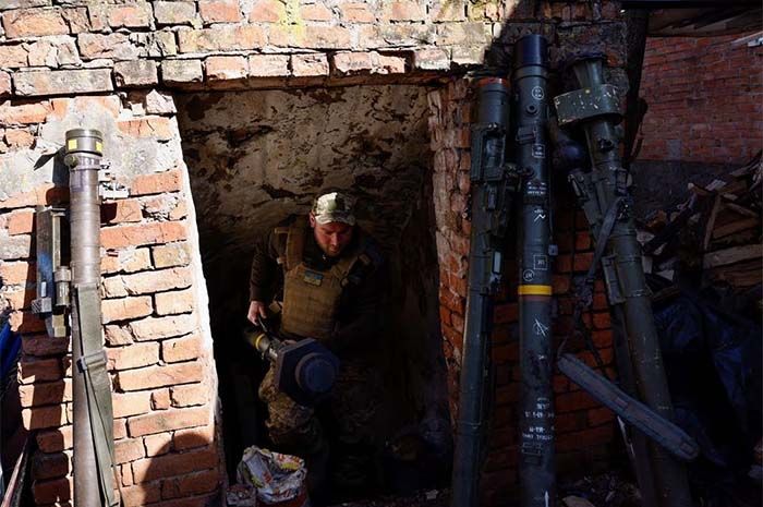 Prajurit unit anti-pesawat dari Brigade Penyerangan Gunung ke-10, dengan tanda panggilan "Chub", 34 tahun, muncul dari ruang bawah tanah penyimpanan dengan sistem rudal anti-pesawat portabel di tengah serangan Rusia di Ukraina, dekat Soledar di utara Bakhmut, Ukraina, 23 Maret 2023.