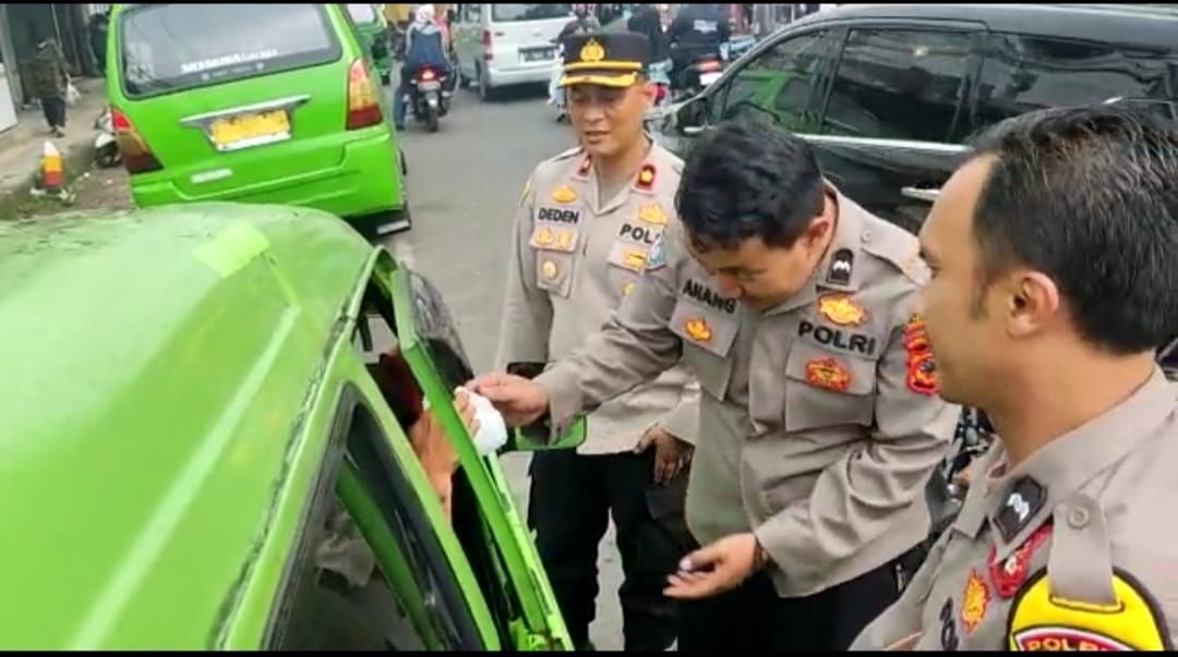 Polisi bagi-bagikan takjil pada pengemudi angkot Cisaat Sukabumi saat akan buka puasa
