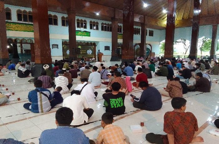 Suasana menjelang magrib mendengarkan tausyiah di Masjid Agung Manunggal Bantul.