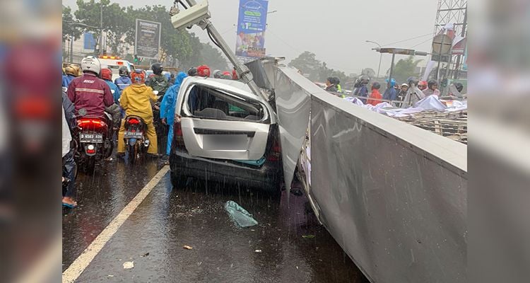 Papan Reklame di Simpang Samsat Kircon roboh akibat angin kencang, Sabtu 25 Maret 2023.
